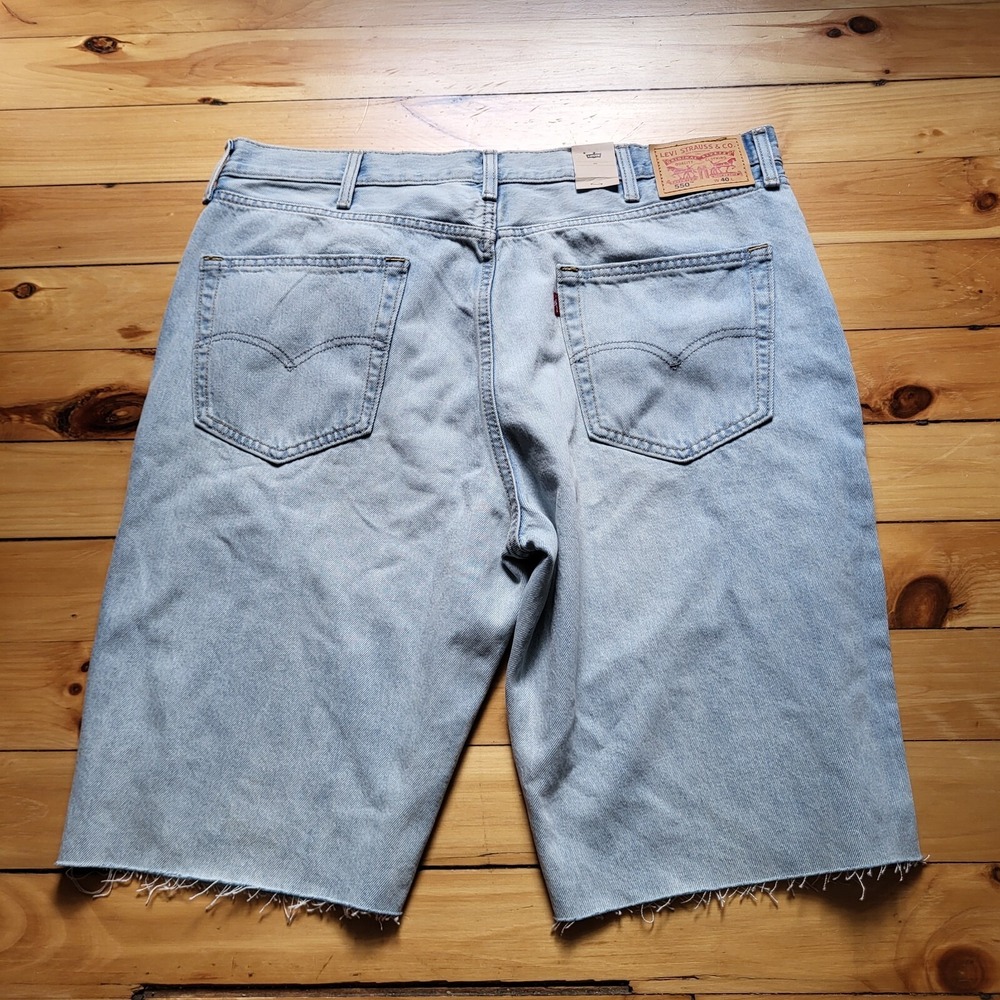 Levis 550 Jean Shorts Mens ACTUAL 39 12 Inch Relaxed Light Wash Baggy 90s Dad - Picture 9 of 10